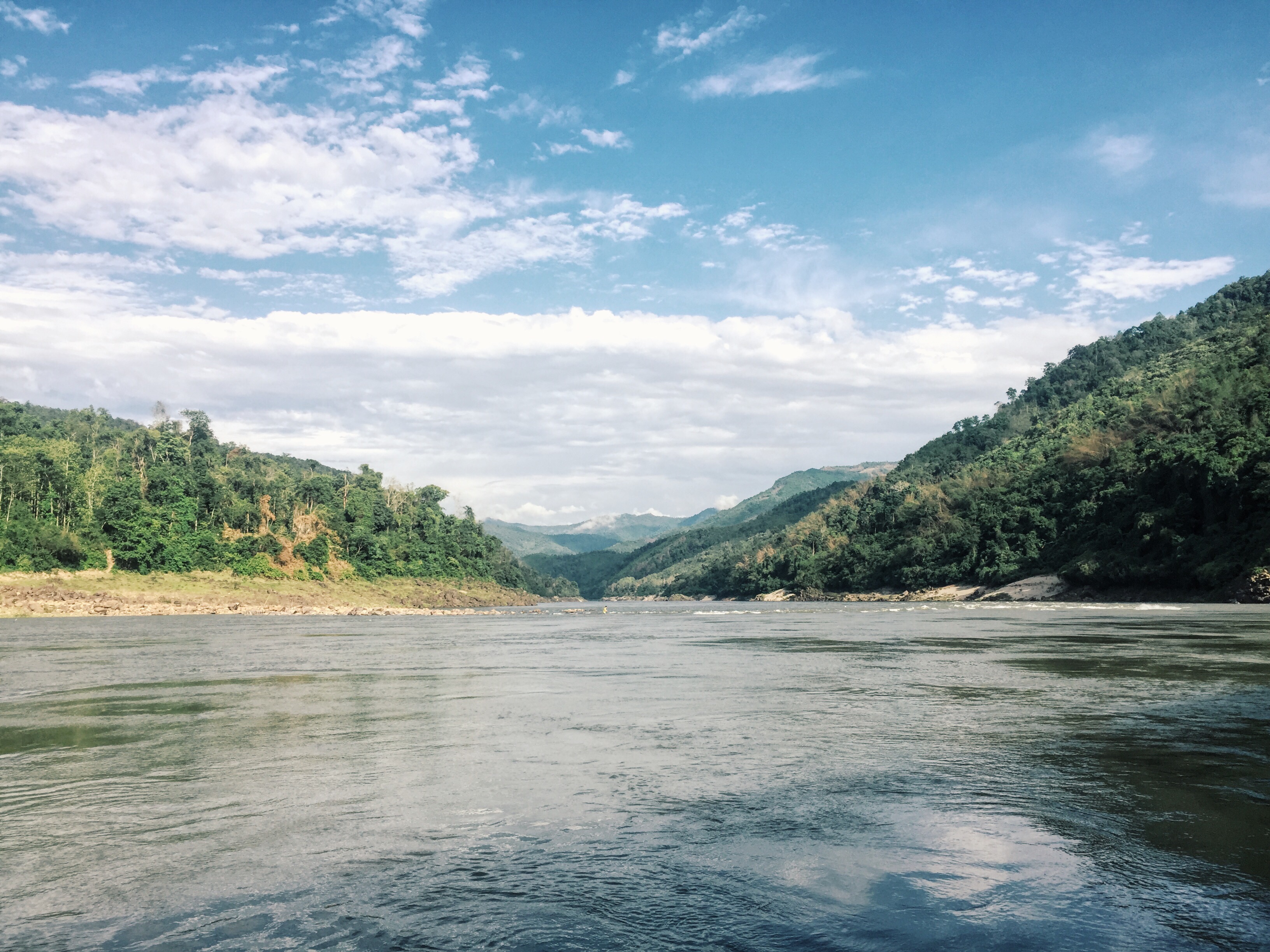 How to Get the Slow Boat from Laos to Thailand: An Unforgettable Journey