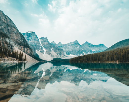 A picture of a lake in the Canadian rockies