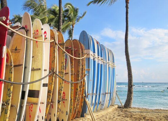 Surfboards lined up on Waikiki beach - The best hostels in Waikiki