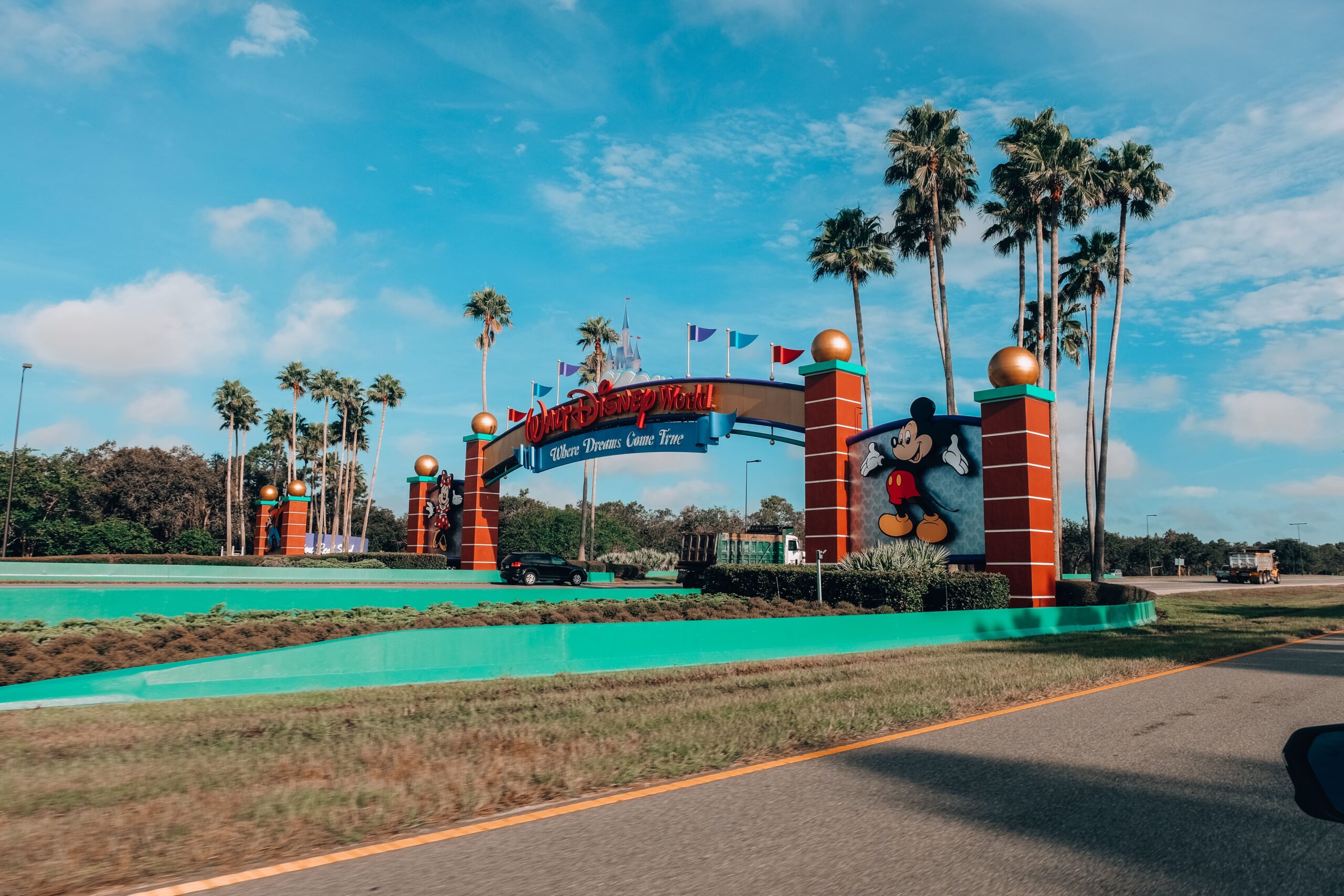 The entrance to Walt Disney World by car. Disney Hotels or International Drive 