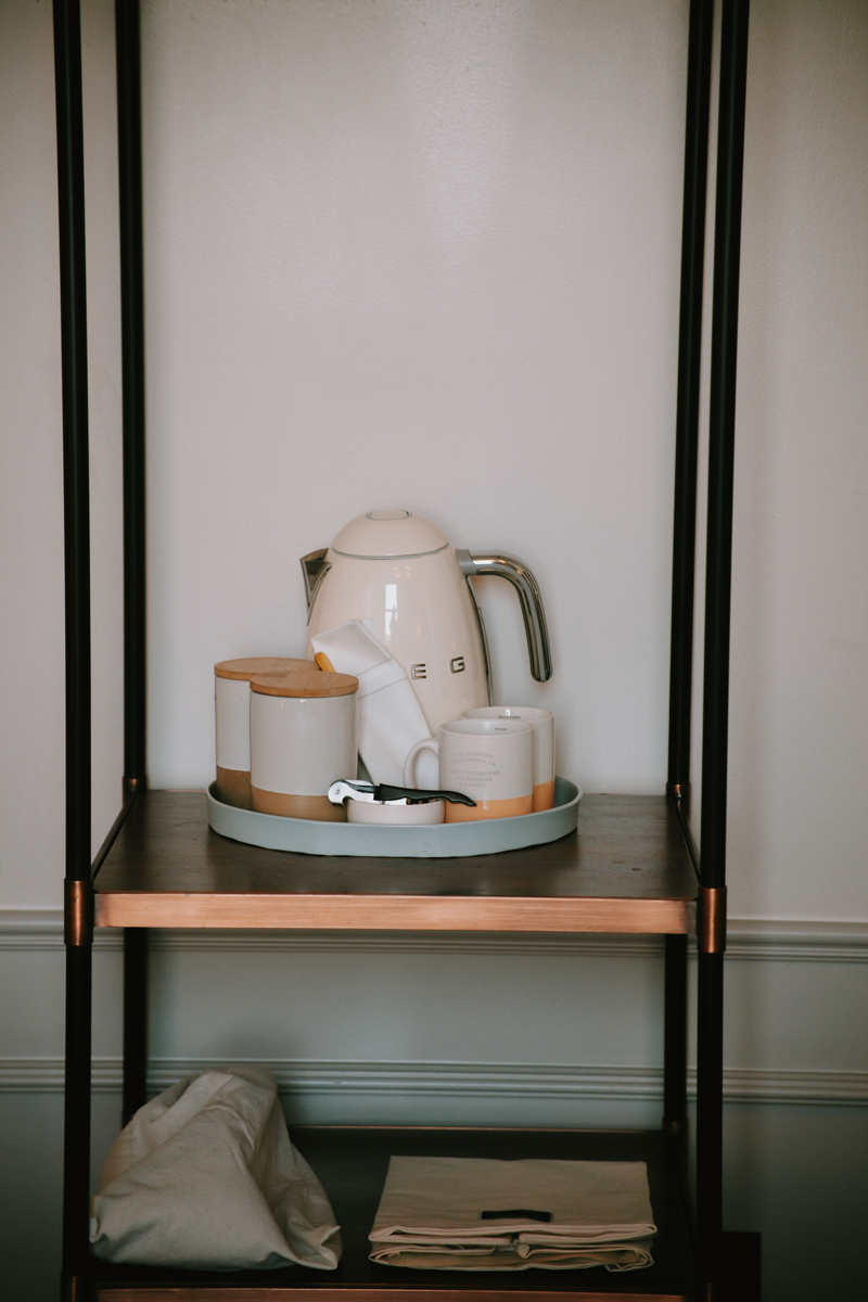 The kettle and mug set up in tghe cosy queen room 