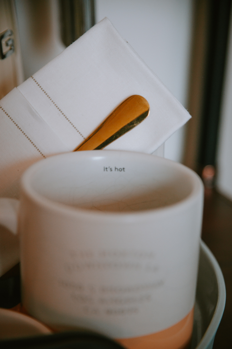 The mugs in the cosy queen room