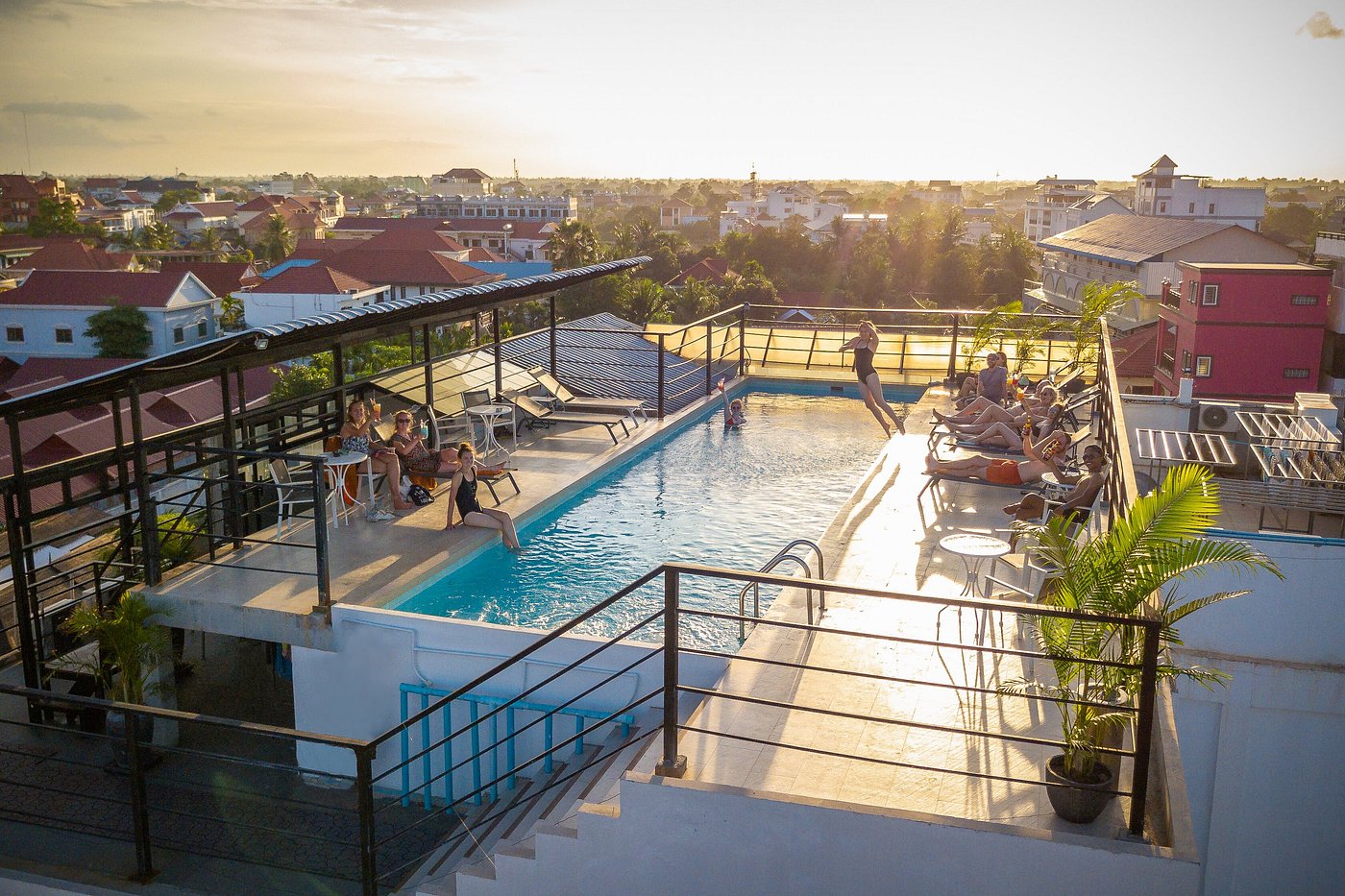 Rooftop pool at Onederz Siem Reap 